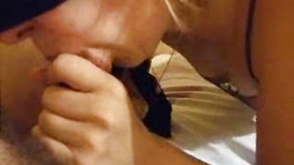 Au filmulete anal o roșcată în două trunchi.