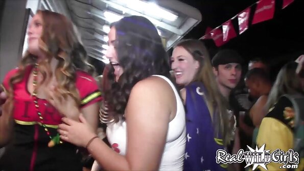 Lovind o femeie fantezii sexuale xxx într-un bar.