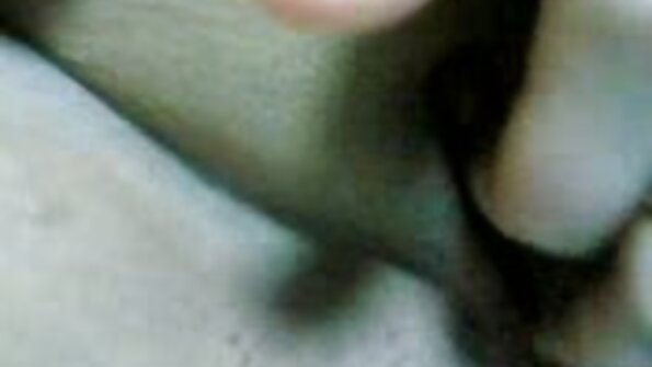 Și-a pus o mască. fete desbracate