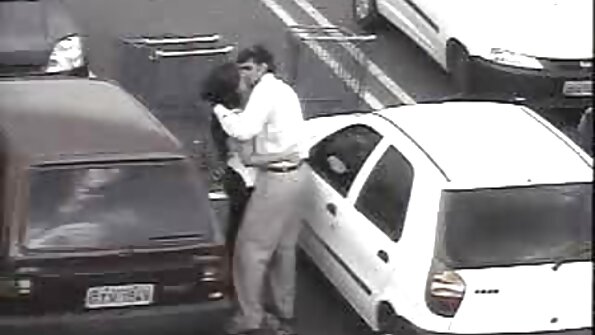 Mama vitregă fut in cur busty i-a predat fiul vitreg o lecție de sex.