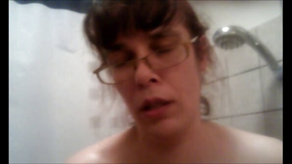 Sex porno cu profesoare mature cu doi străini.