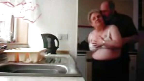 Ploaie fete futute in cur aurie lângă râu.