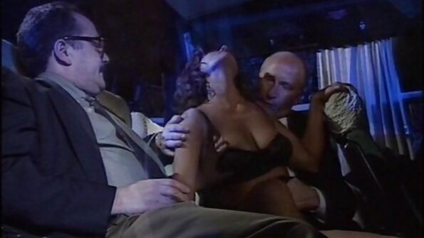 Maseuza Chloe femei curve xxx s-a așezat cu păsărica pe pula lui John.