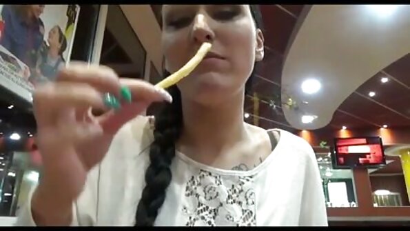 Pe un iaht, o dă cu cea mai drăguță tipă clipuri sexi gratis cu fundul mare.