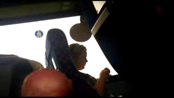 Un sadic altruist se ia cu un mulat în ciorapi pule goale roșii.