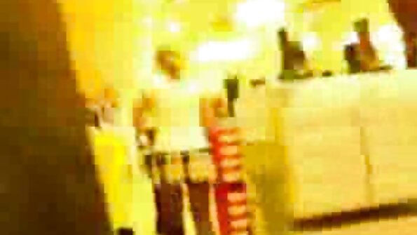 Lovind o futai la camera ascunsa femeie pasională într-o vulvă frumoasă.