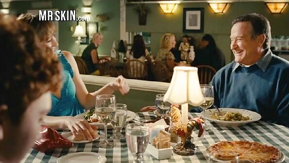 Lovindu-se în fundul unei curve murdare. doi barbati fut o femeie