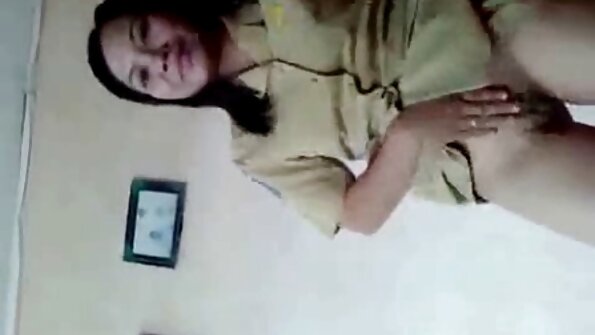 Silvia fete desbracate Saint se masturbeaza.