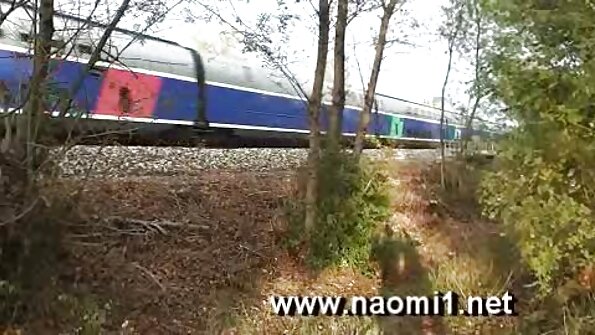 Pune filme porno cu mame sexy o cameră în dormitor.