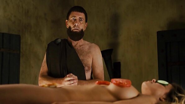 Păsărica unei rusoaice subțiri explodează la suge pula pe plaja cusături.