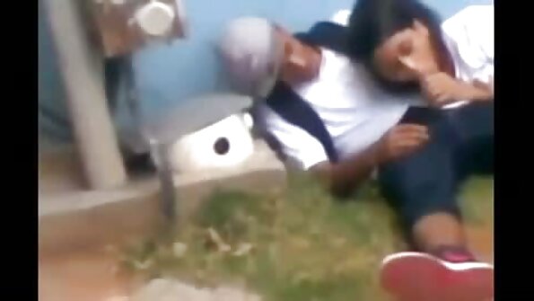 Are futute de negri o doamnă de vârstă mijlocie.