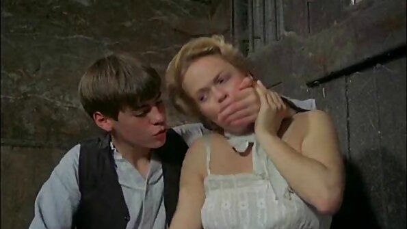 Spectacol dezverginare in direct cu ​​o asiatică nemodesta.