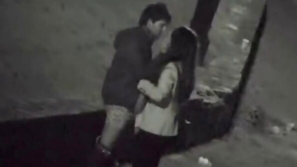 Un bărbat scutură o suge pula la nunta tânără.