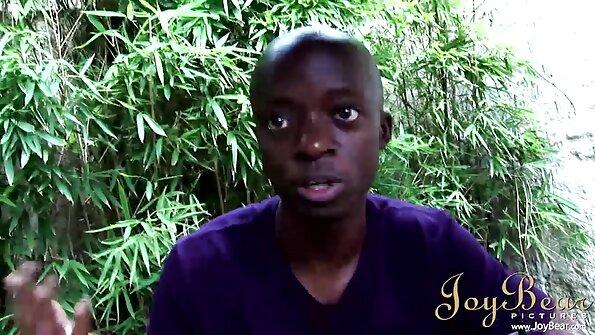 Introdus futai cu babe grase în fundul pula.