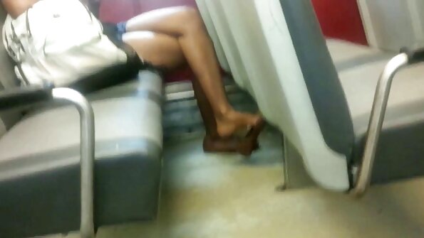 Cosplayer în salopetă futacioase galbenă mângâindu-și păsărica.