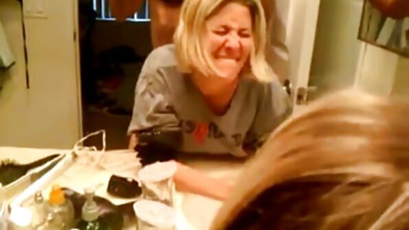 Porno cu o fete futute in cur cățea roșie.