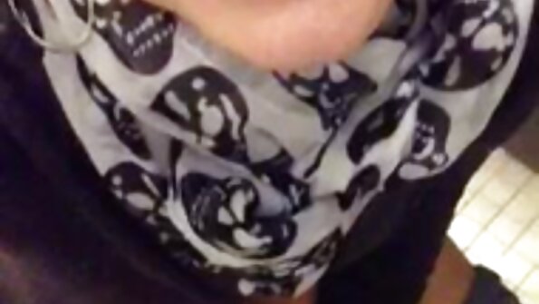 O drăguță care se pisează în toaleta unui filme sexuale online subtitrate 2017 online subtitrate restaurant.