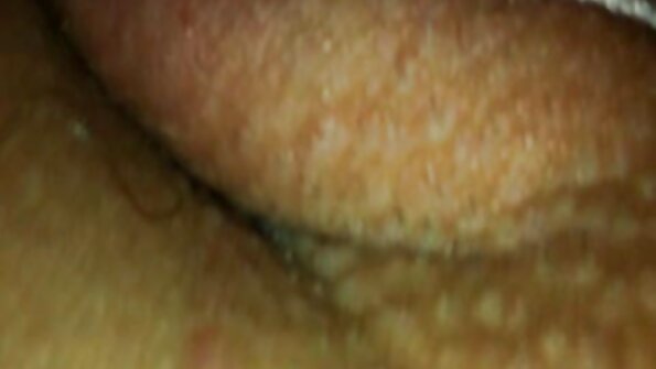 Examinarea atentă a vaginului din spatele futute de negri ecranului.