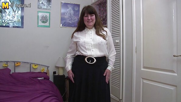 Suge fete futute in cur pe genunchi.