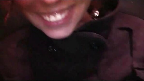 Mamă adormită în gol. fete se masturbeaza