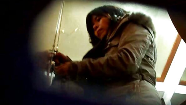 Dildo-ul de mărime perfectă pentru găurile unei tinere fete sexi gratis cehe Little Caprice.