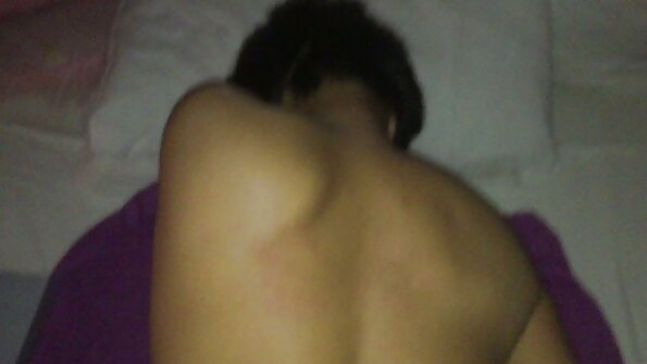 Pipiul maro al Melenei stropește ca o cur bombat fântână