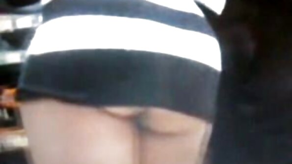 Cu o lovitură, el futai cu mosi si babe împinge crisalida.