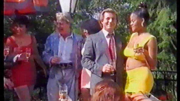 Mama lui nesățioasă. fete futute in cur