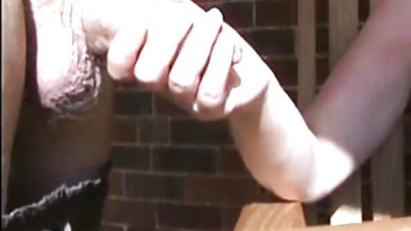 Tânăr cu sâni xxx intre fete mari.