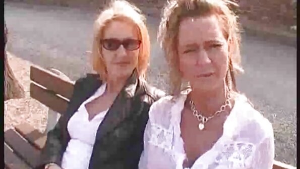 Am rupt filme sexi in grup două cățele.