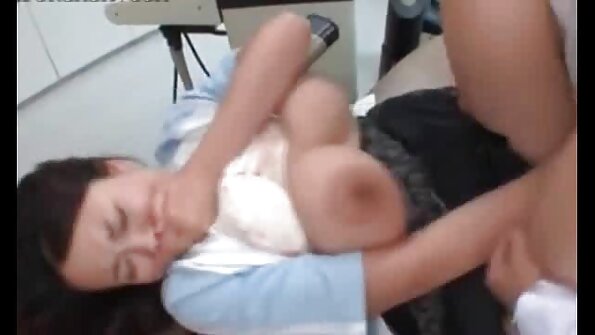 A fugit fata negrese sexy în toate crăpăturile.