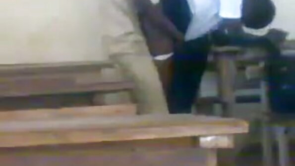 Un despot filme sexi cu mame torturează o fată cu părul scurt.