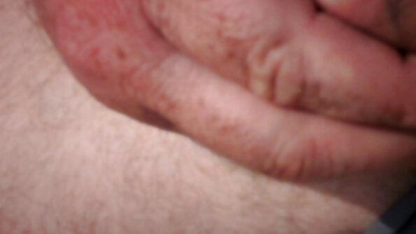 O fată încătușată se fut in cur într-un dispozitiv ciudat.