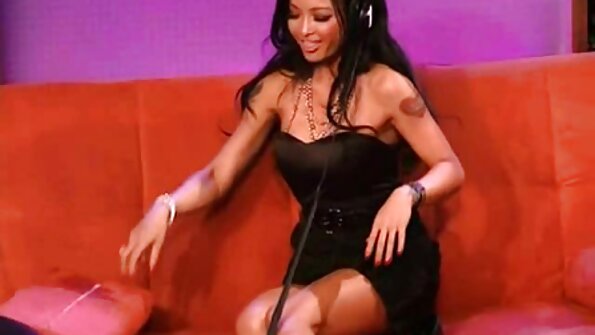 În lenjerie de dantelă. femei sexy care se fut