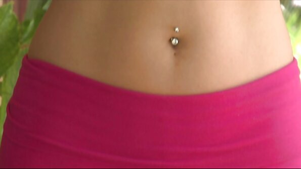 Ridicat piciorul unei mame mature. se fut in cur